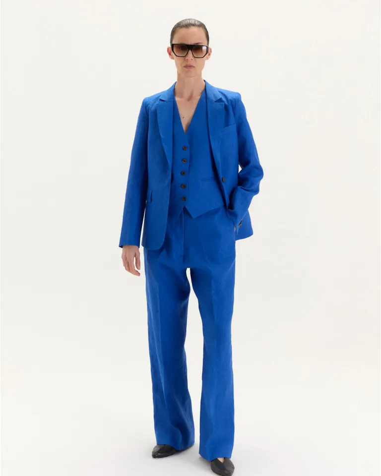 Blazer rojo entallado con bolsillos y cierre de un solo botón, para un look elegante y sofisticado de Blue Sheep en Blazers para argentina