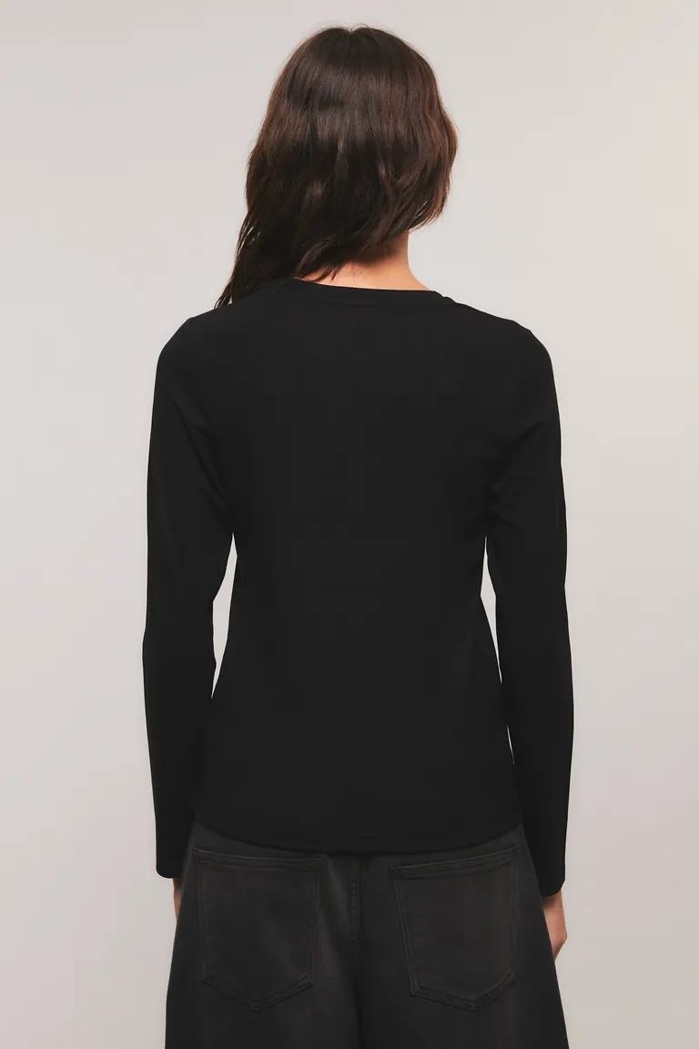 Remera manga larga ajustada de cuello redondo con isologo bordado frontal de Kosiuko en Remeras para argentina