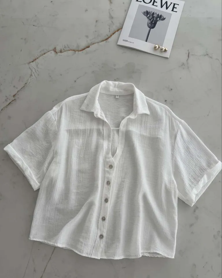 Camisa de seda bambula con detalle en la espalda, escote en V y corte entallado de Hesed en Camisas para argentina