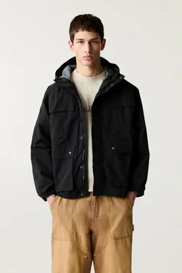 Chubasquero ligero capucha de Pull&Bear en Abrigos y Camperas para argentina