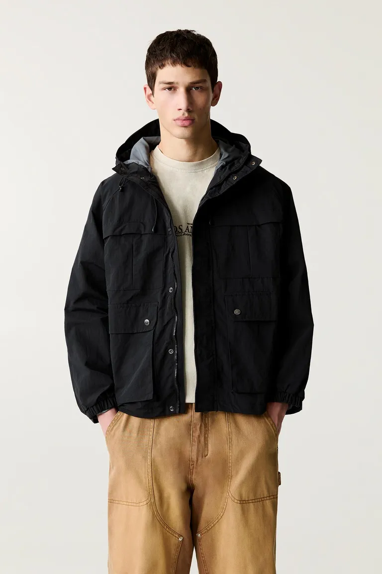 Chubasquero ligero capucha de Pull&Bear en Abrigos y Camperas para argentina