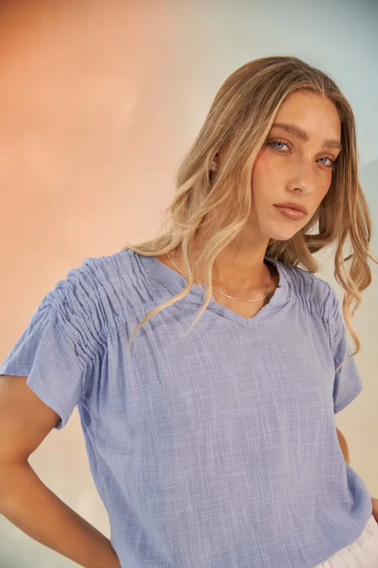 Blusa de corte plisado en color azul - Elegancia y estilo para tu guardarropa de Apricot en Blusas para argentina