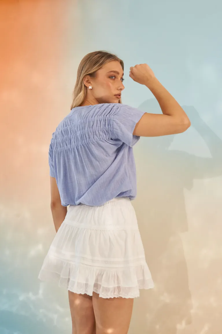 Blusa de corte plisado en color azul - Elegancia y estilo para tu guardarropa de Apricot en Blusas para argentina