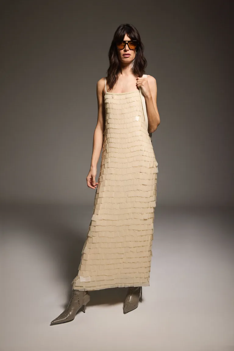 Vestido midi con escote cuadrado y bordado artesanal detallado de Maria Cher en Vestidos para argentina