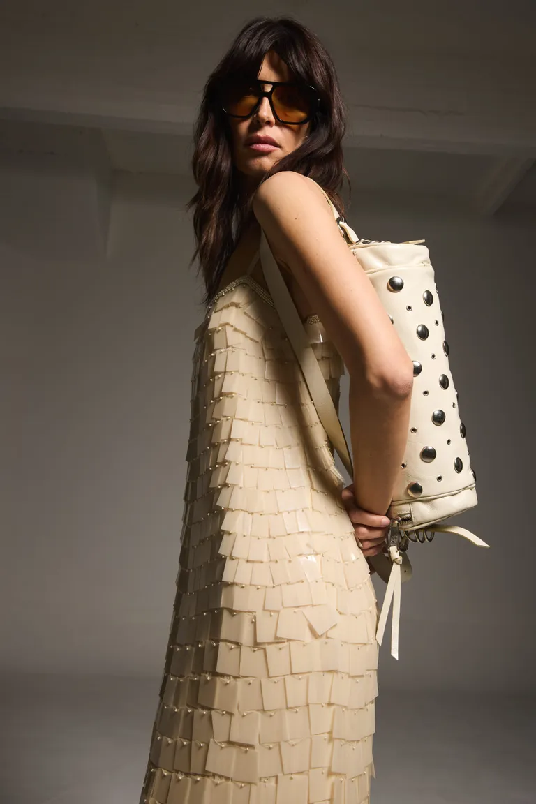 Vestido midi con escote cuadrado y bordado artesanal detallado de Maria Cher en Vestidos para argentina