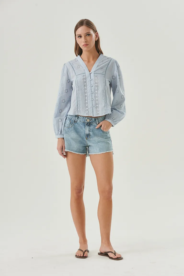 Short de jean con tiro medio y detalles desflecados en acabado clásico y versátil de Sweet en Shorts para argentina