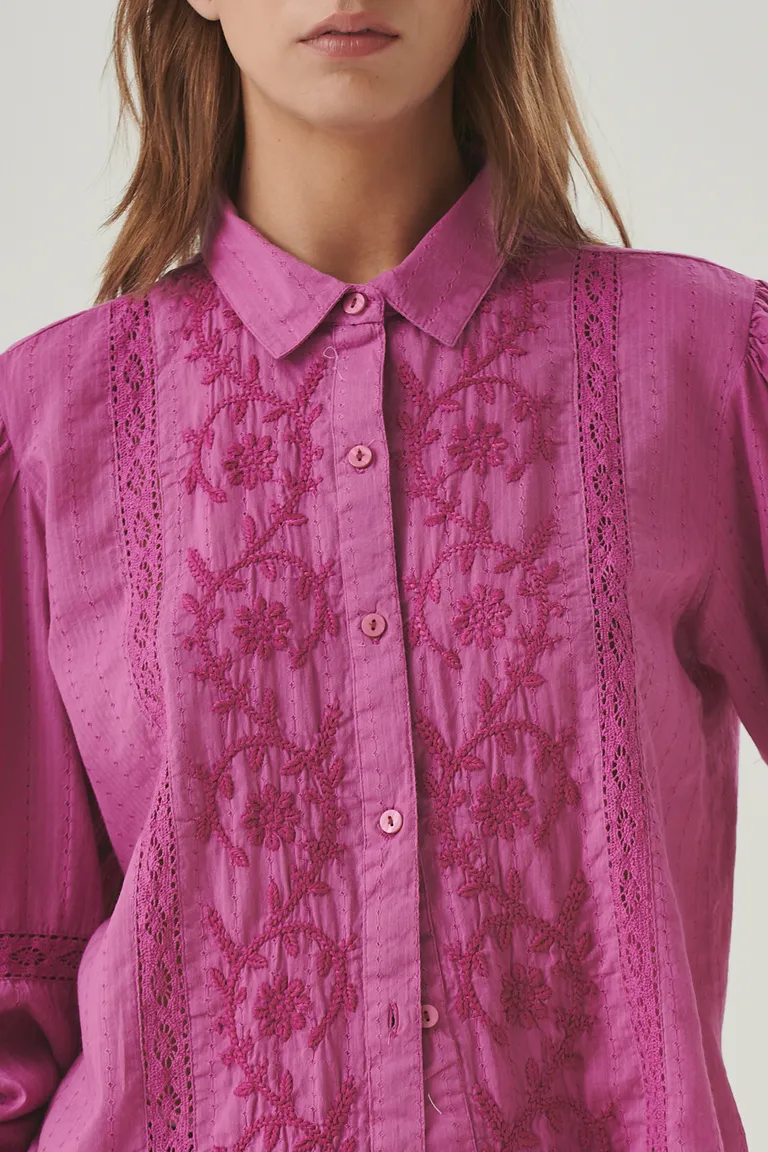 Camisa rosa con detalles bordados para mujer - Diseño elegante y versátil de Sweet en Camisas para argentina