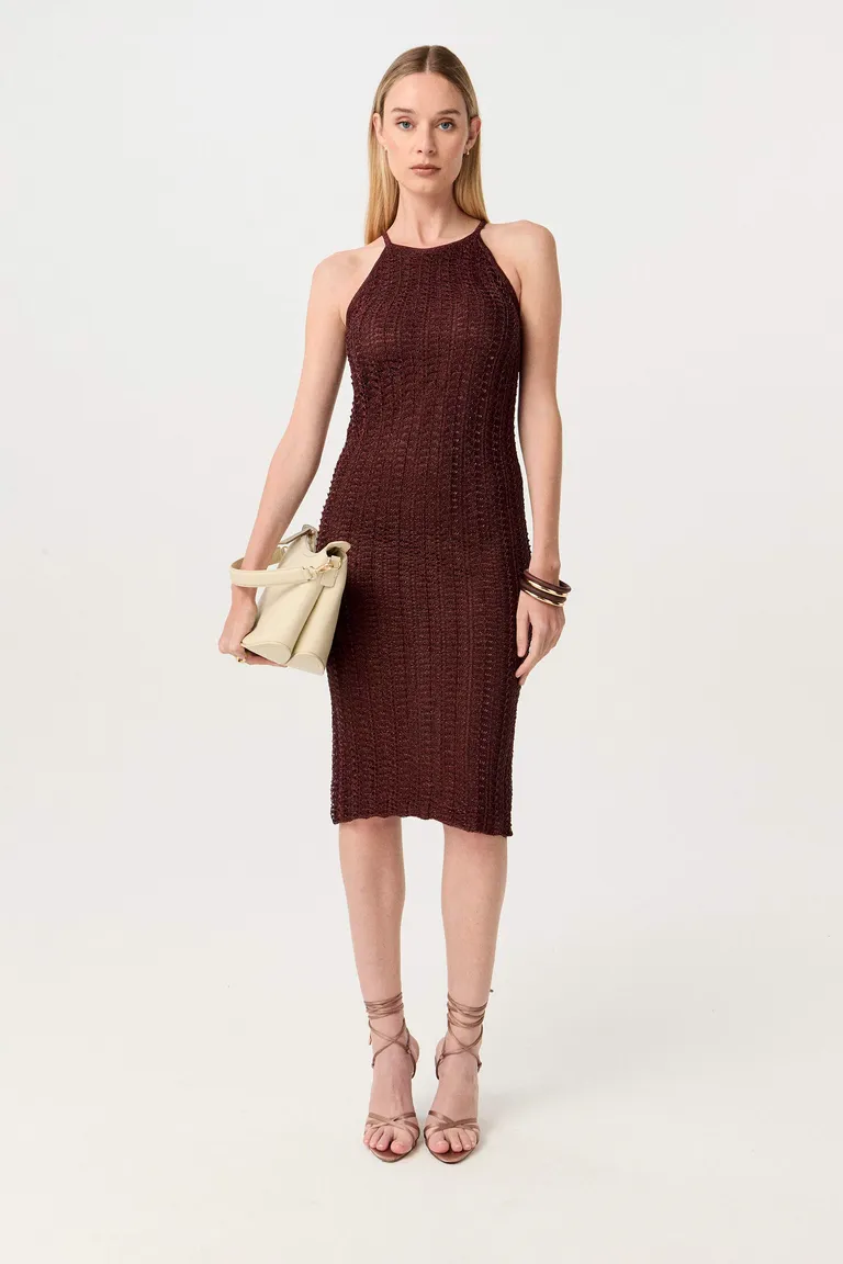 Vestido de punto calado con hilado metálico, diseño halter y espalda con gota de Markova en Vestidos para argentina