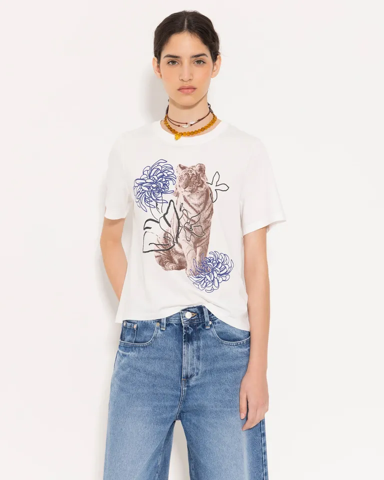 Remera blanca con estampado gráfico de flores y felino de Jazmin Chebar en Remeras para argentina