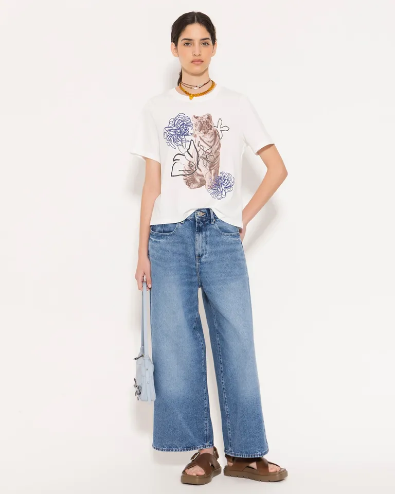 Remera blanca con estampado gráfico de flores y felino de Jazmin Chebar en Remeras para argentina