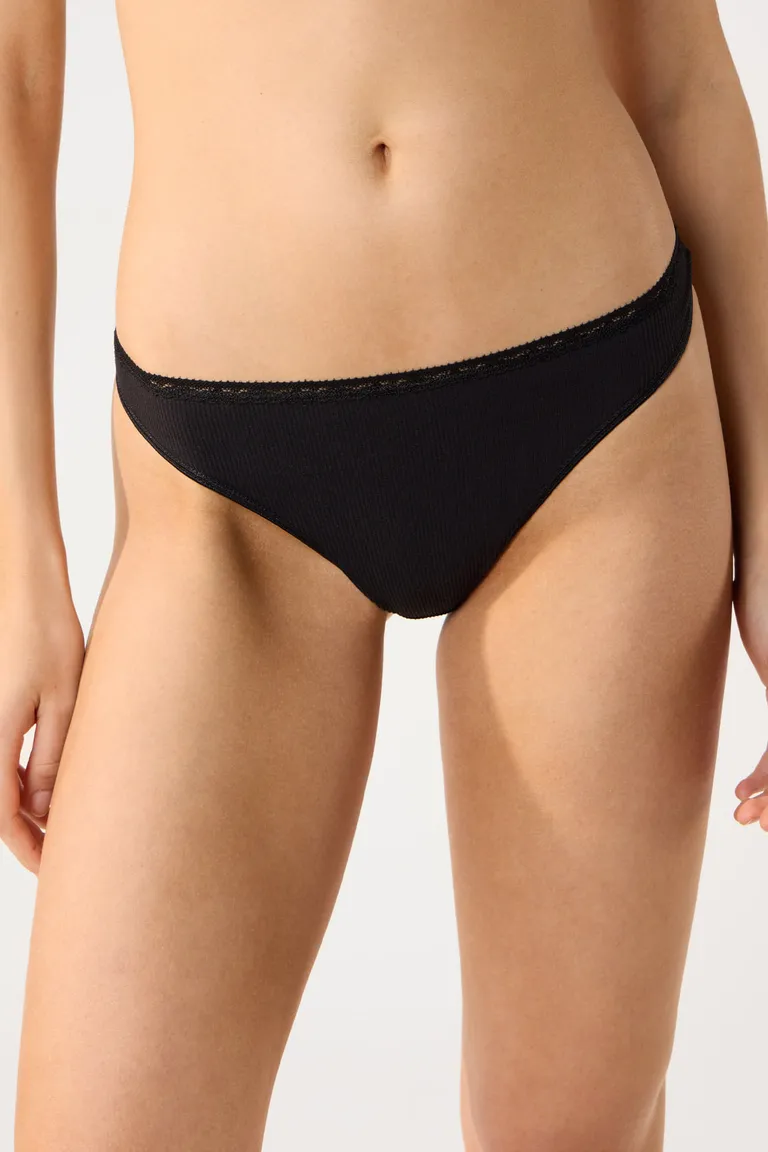 Bikini negro elegante y cómodo para un día de relax en la playa de Cuesta Blanca en Swimwear y Beachwear para argentina