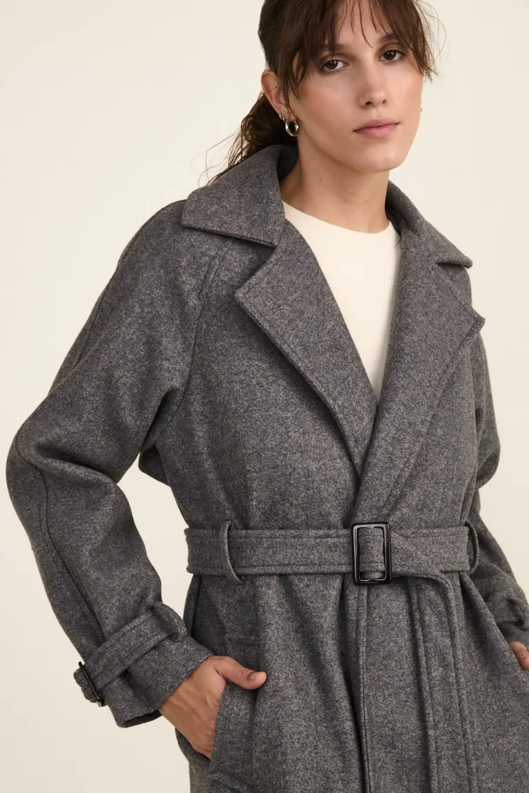 Tapado largo estructurado con cuello sastre, lazo en cintura y ajuste con hebillas en los puños de Cuesta Blanca en Tapados para argentina