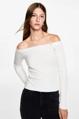 Remera hombros descubiertos de Mango Teen en Tops para argentina
