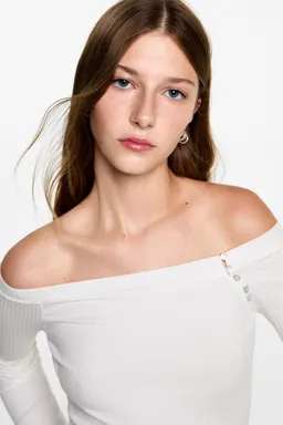 Remera hombros descubiertos de Mango Teen en Tops para argentina