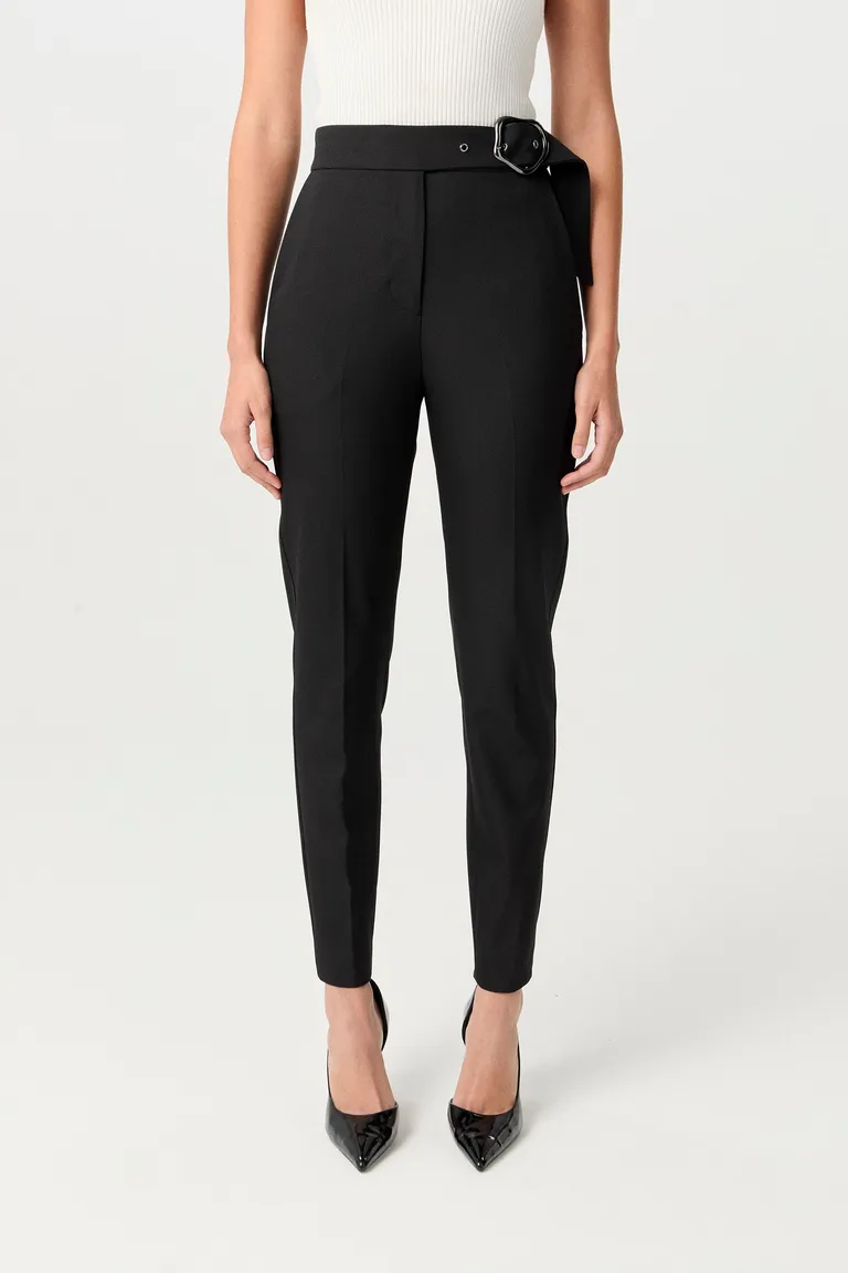 Pantalón negro de diseño sofisticado y línea slim para mujer de Markova en Pantalones para argentina