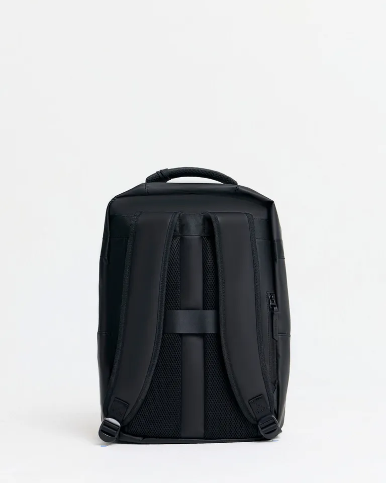 Mochila negra con diseño estructurado y prácticos compartimentos de Prüne en Mochilas para argentina