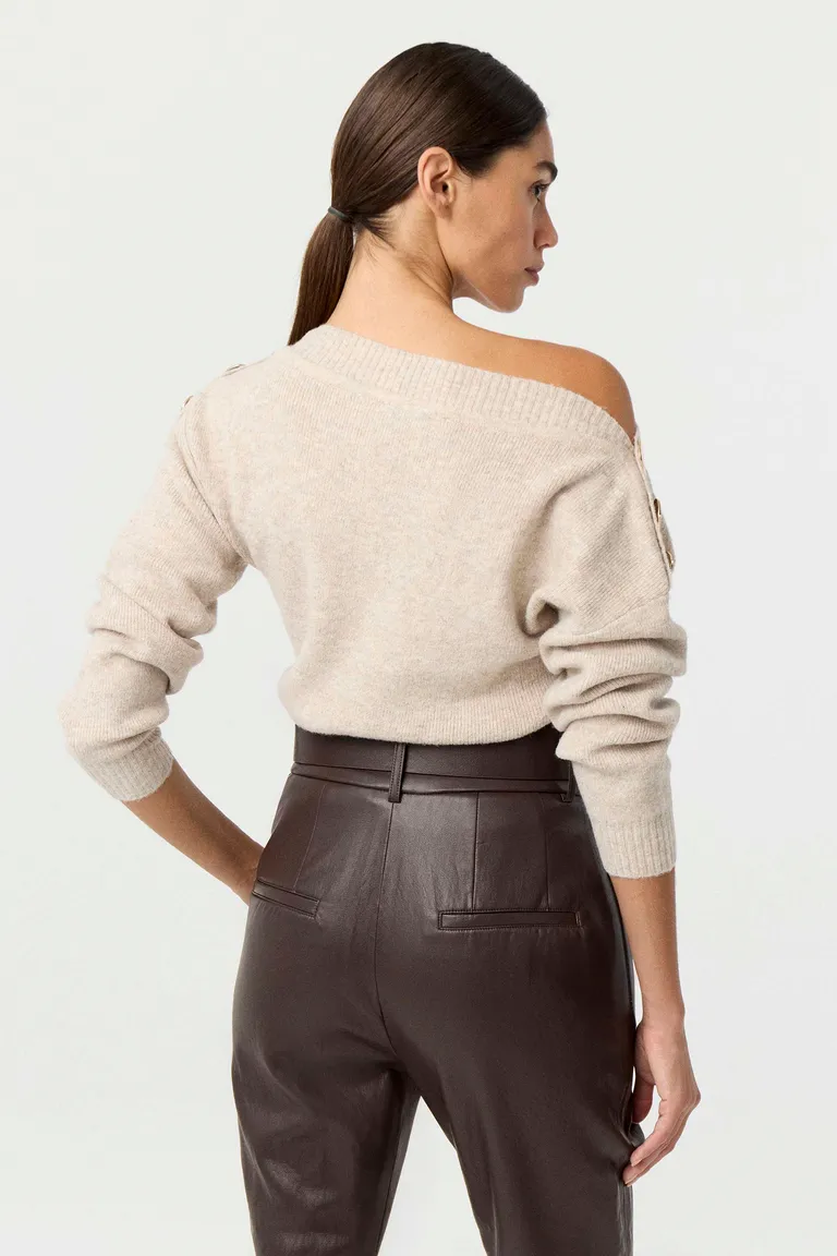 Sweater de tejido con escote bote y botones metálicos en hombros de Markova en Buzos y Sweaters para argentina