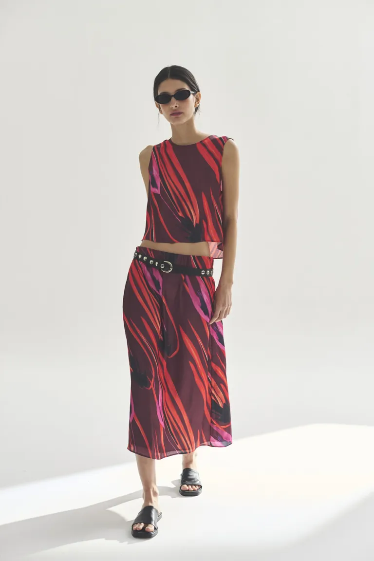 Falda midi con estampado abstracto en rojo y negro para mujer de Akiabara en Faldas para argentina