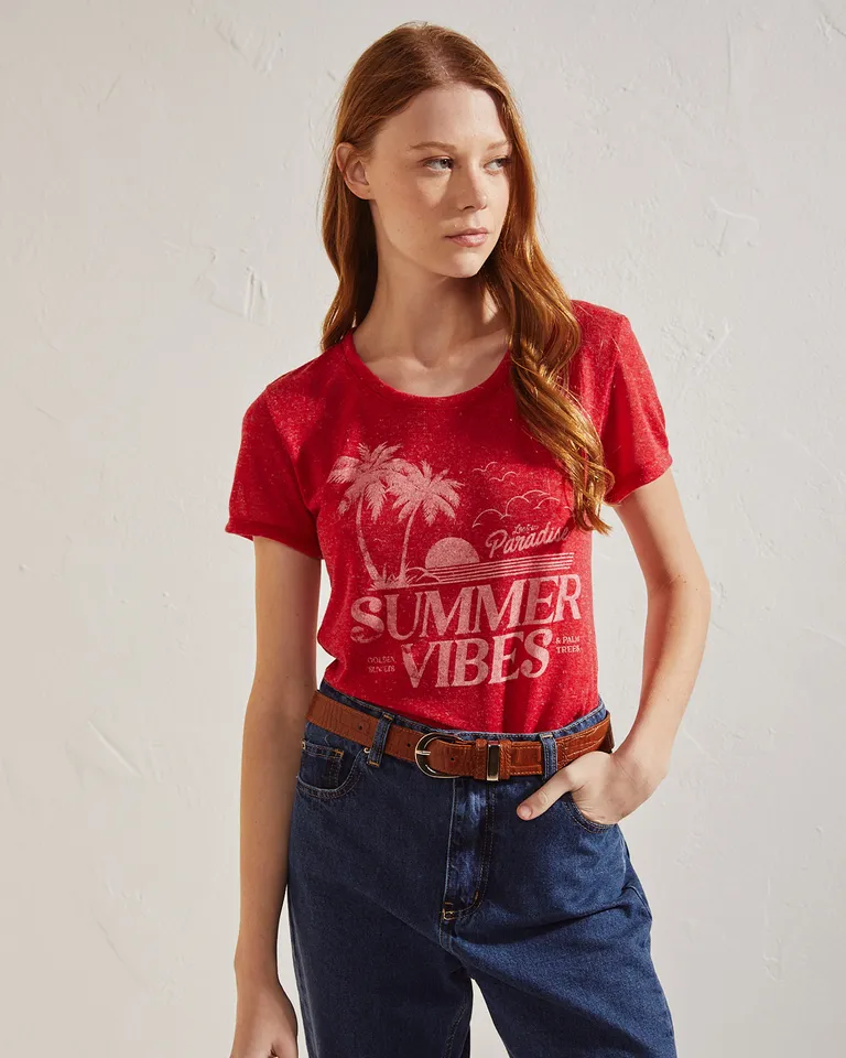 Remera de manga corta con estampado de palmeras en tonos rojos de Wanama en Remeras para argentina