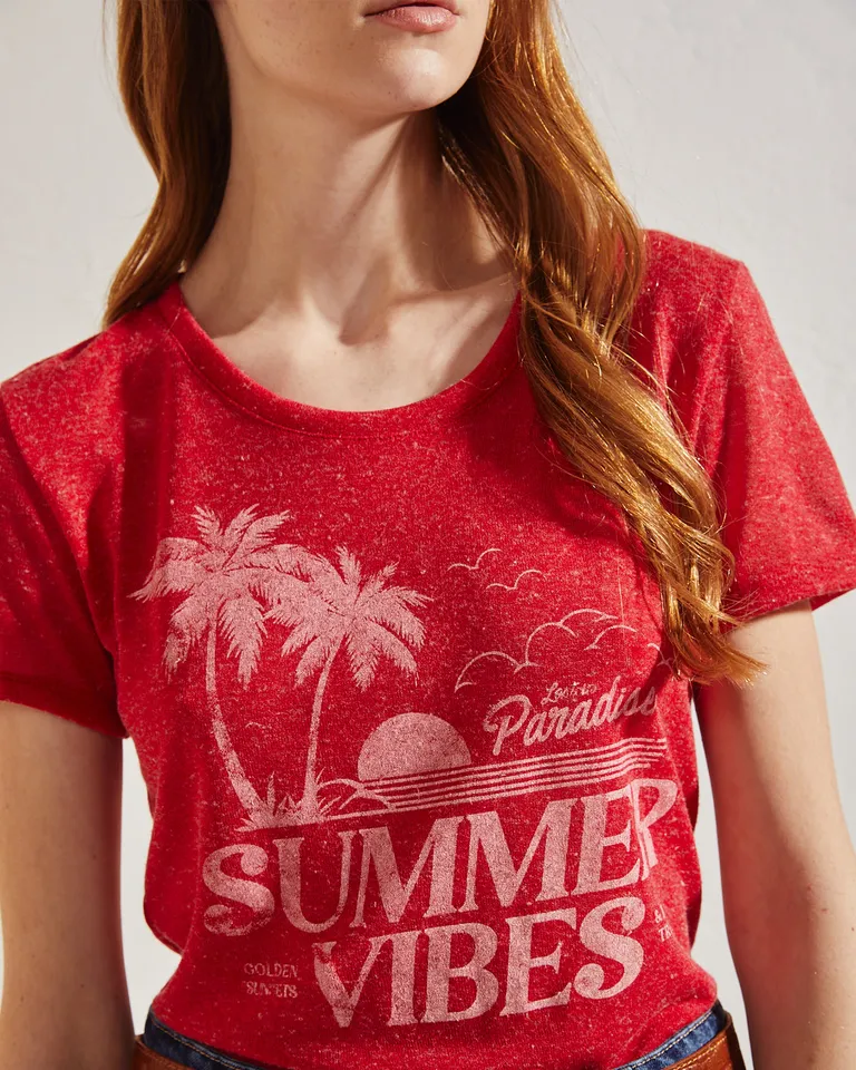 Remera de manga corta con estampado de palmeras en tonos rojos de Wanama en Remeras para argentina