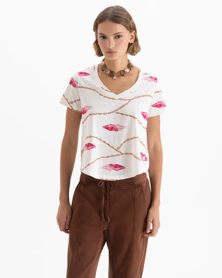Remera con cuello en v estampado de labios y cadenas con calce regular de Jazmin Chebar en Remeras para argentina
