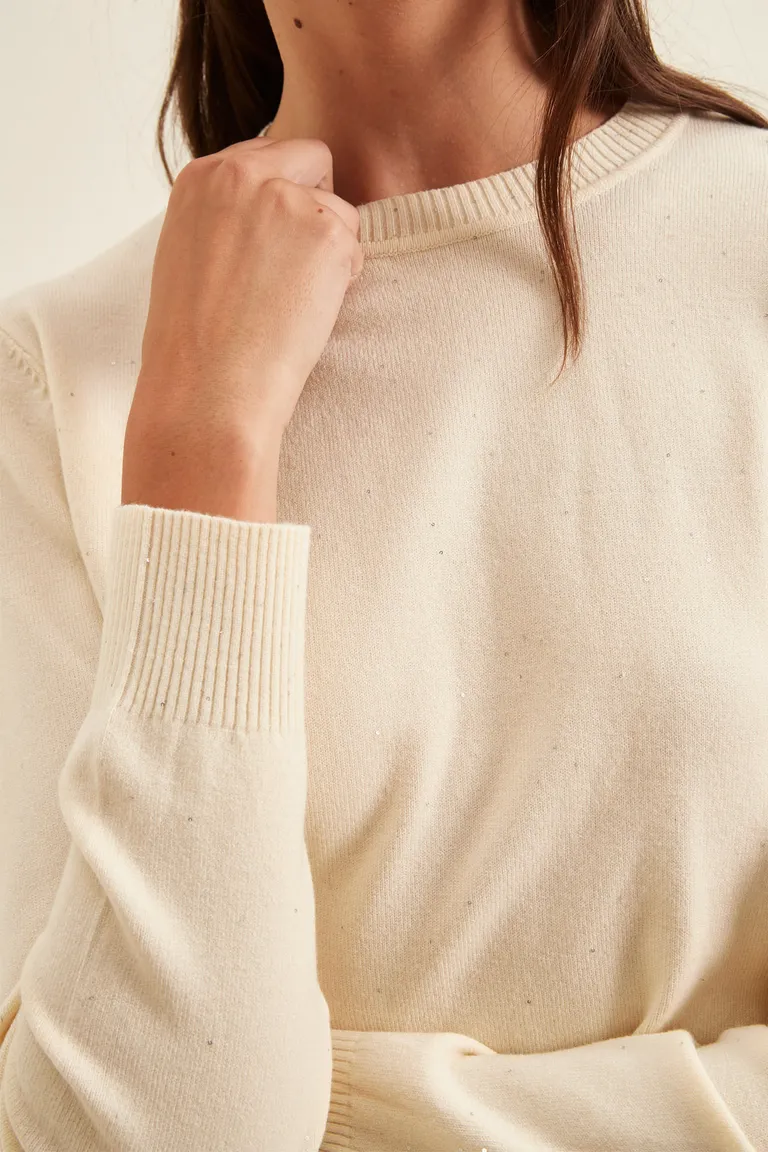 Sweater tejido de punto con escote redondo y terminaciones en rib de Cuesta Blanca en Buzos y Sweaters para argentina