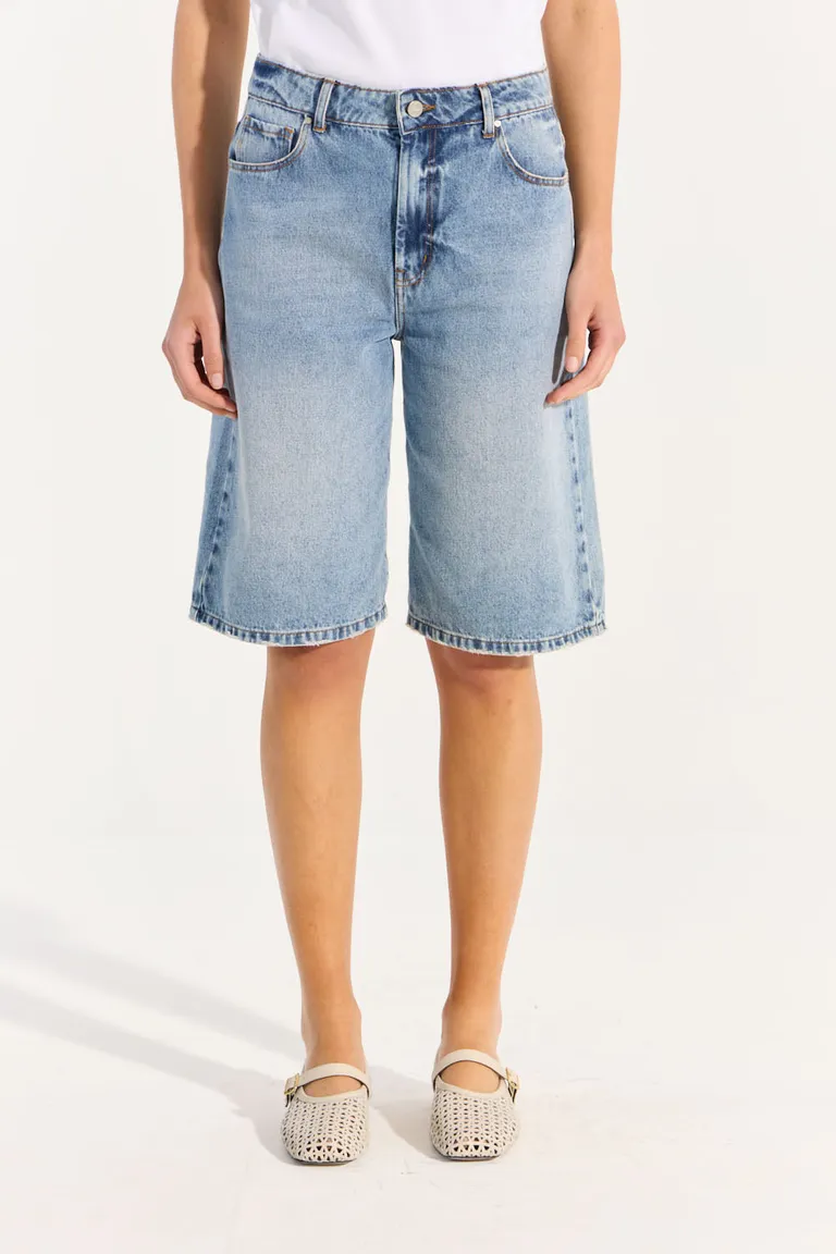 Bermudas de mezclilla 100% algodón con 5 bolsillos y altura media para un look casual y femenino de Portsaid en Shorts para argentina