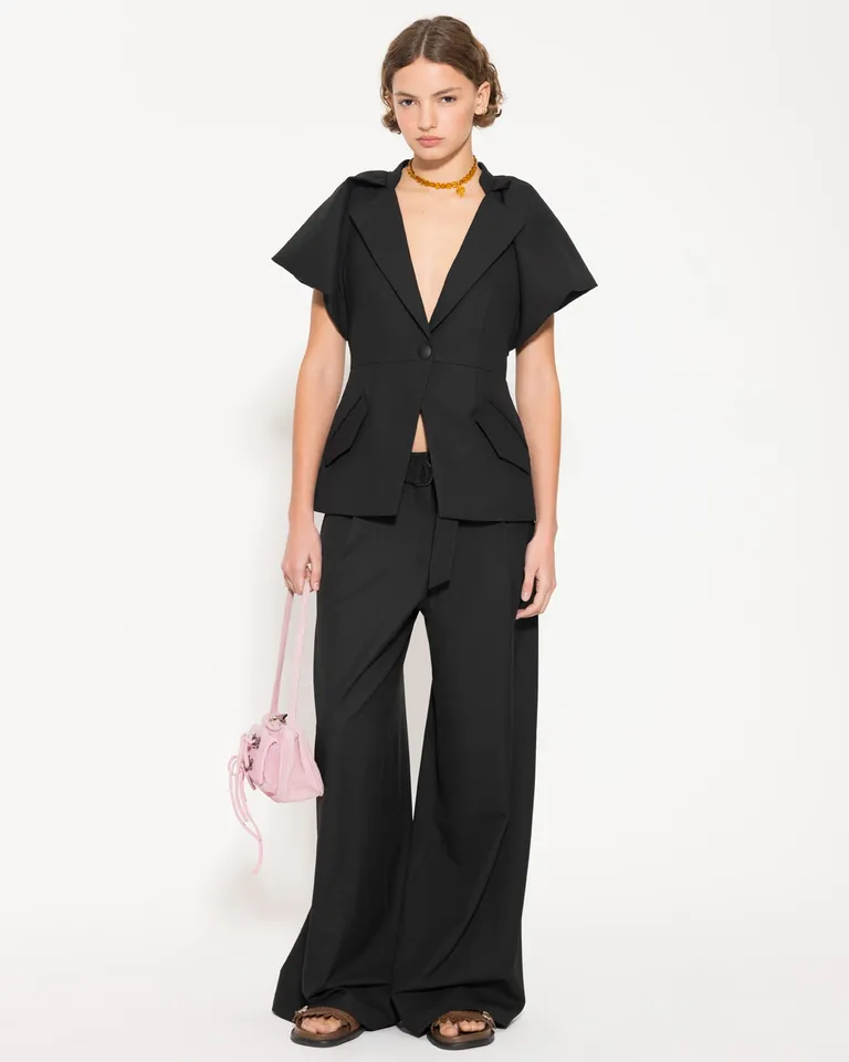 Pantalón ancho negro de viscosa con detalles de diseño para un look elegante y contemporáneo de Jazmin Chebar en Pantalones para argentina