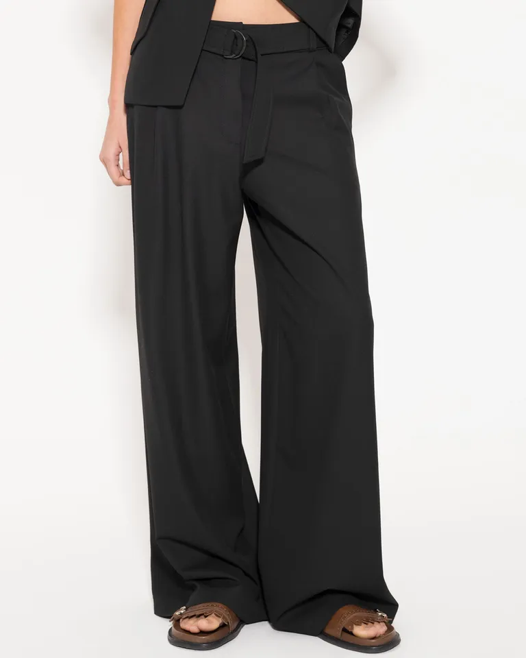 Pantalón ancho negro de viscosa con detalles de diseño para un look elegante y contemporáneo de Jazmin Chebar en Pantalones para argentina