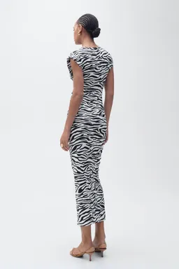 Vestido midi entallado cebra de Mango en Vestidos para argentina