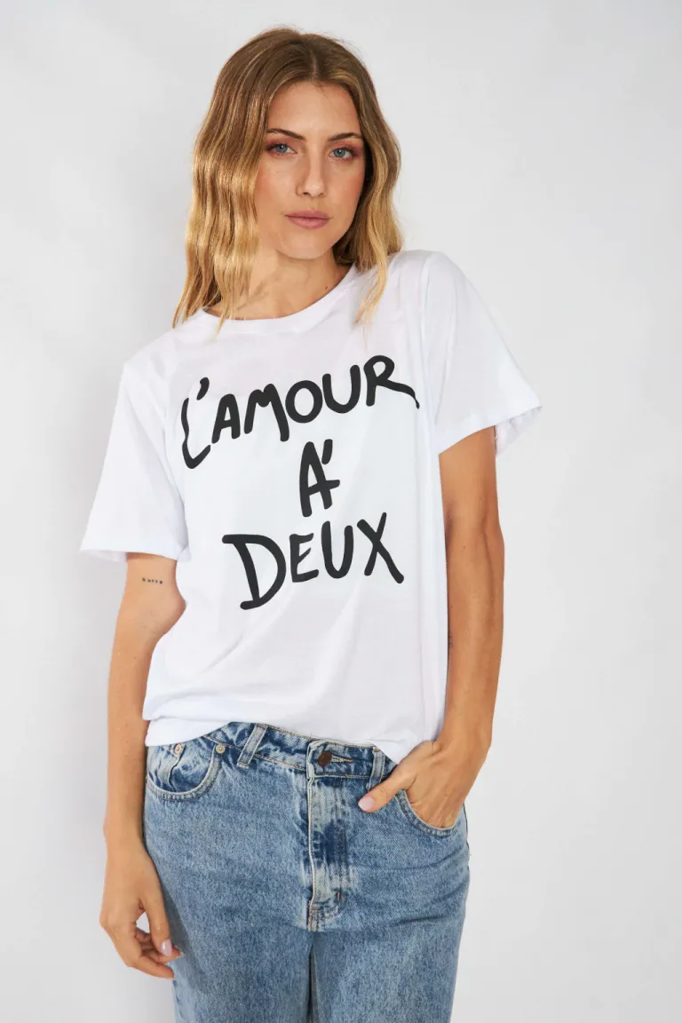 Remera básica de algodón con inscripción en blanco de Belle en Remeras para argentina