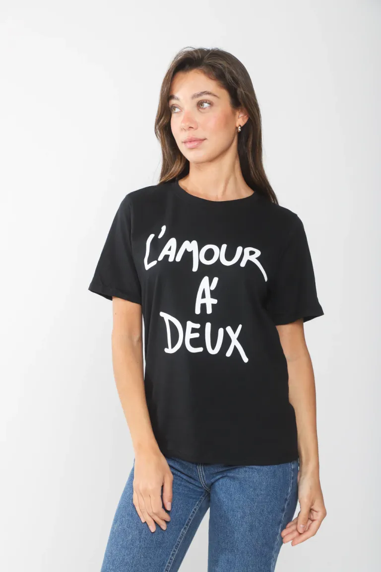 Remera básica de algodón con inscripción en blanco de Belle en Remeras para argentina