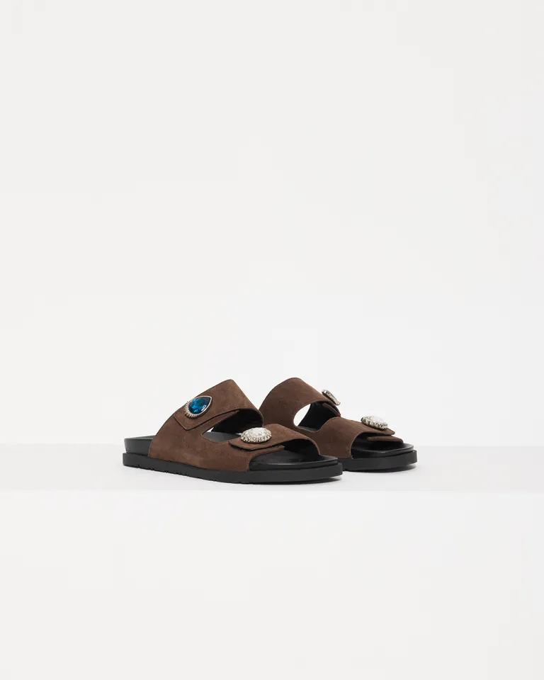 Sofisticadas sandalias de cuero para el verano, con diseño onda y suela cómoda de Jazmin Chebar en Sandalias para argentina