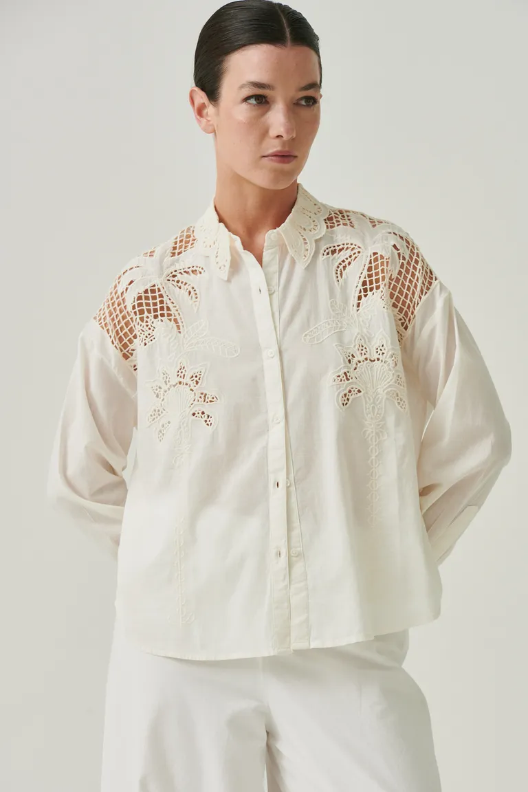 Camisa blanca con bordados florales en diseño sofisticado y atemporal de Sweet en Camisas para argentina
