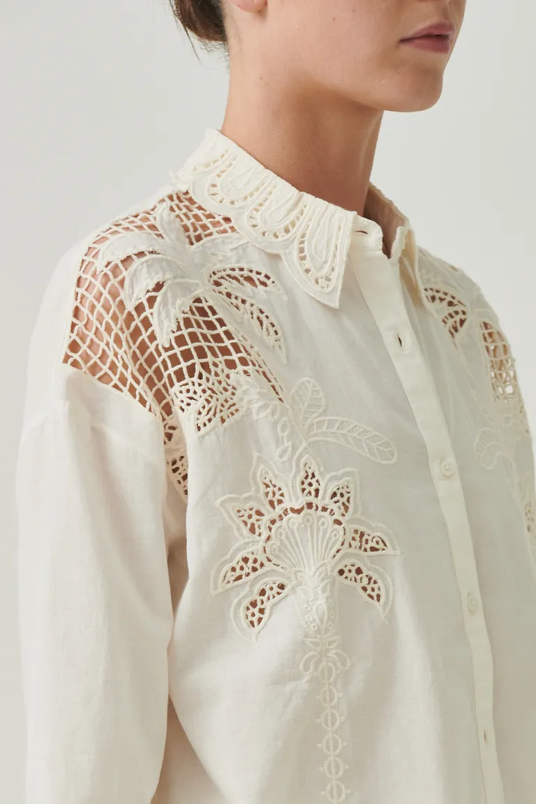 Camisa blanca con bordados florales en diseño sofisticado y atemporal de Sweet en Camisas para argentina