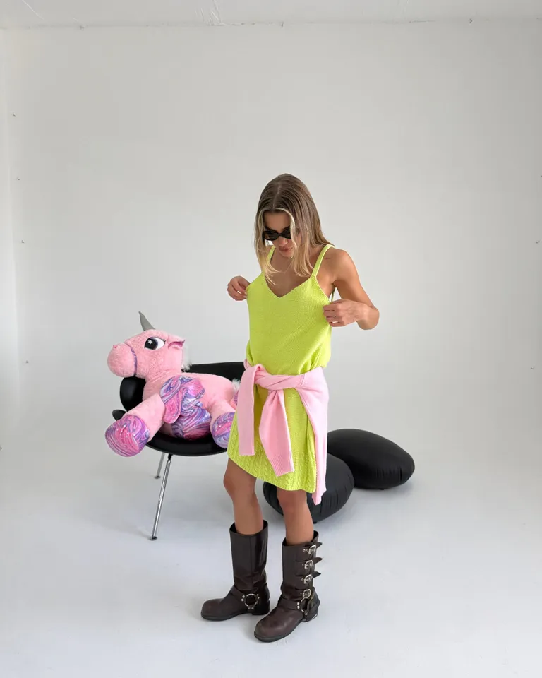 Vestido de verano de color verde limón, diseño sencillo y elegante de Naíma en Vestidos para argentina