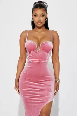 Vestido midi terciopelo jessica de Fashion Nova en Vestidos para argentina