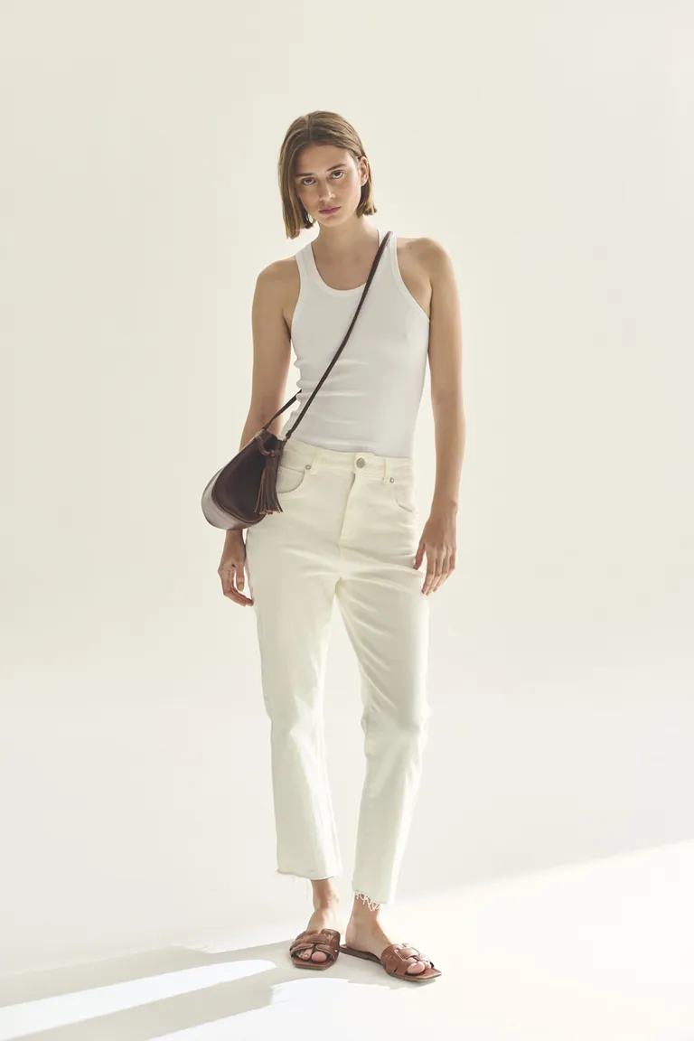 Pantalones rectos blancos - Prenda versátil y elegante para el día a día de Akiabara en Pantalones para argentina