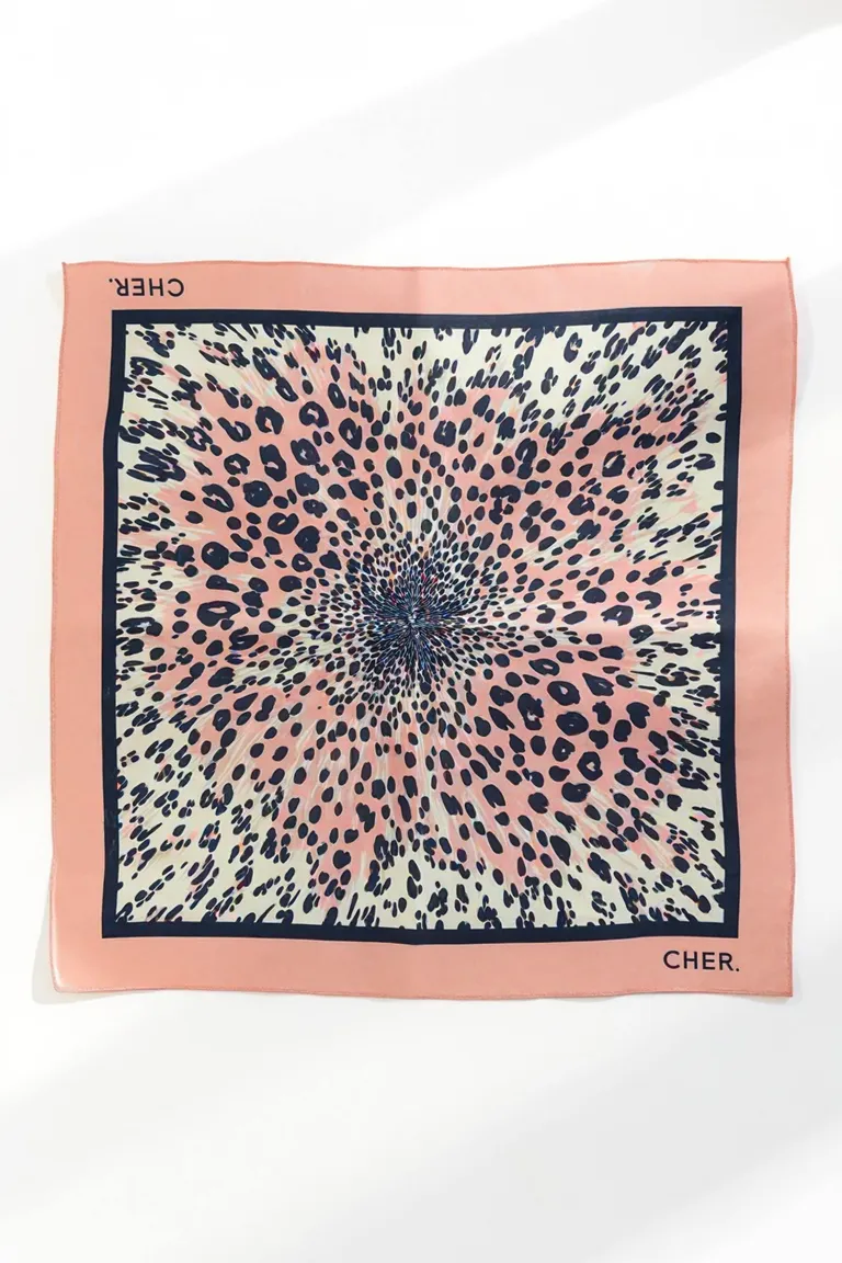 Pañuelo de seda natural con estampado de leopardo, accesorio elegante y versátil para mujer de Maria Cher en Bufandas y Pañuelos para argentina
