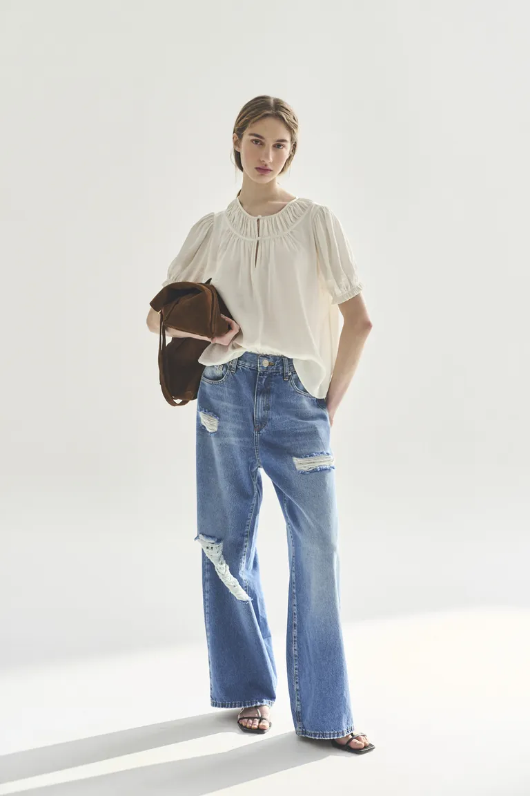 Blusa blanca de manga corta con diseño refinado y elegante de Akiabara en Blusas para argentina