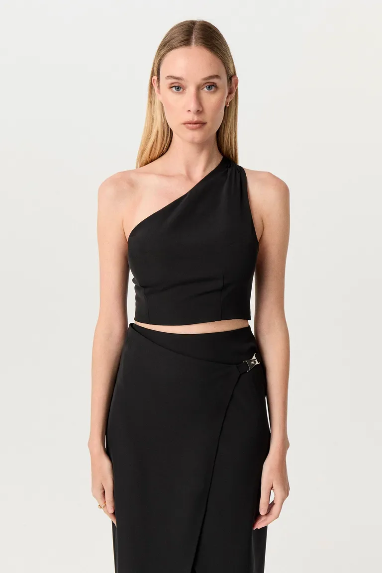 Top asimétrico negro de un solo hombro con diseño entallado y elegante de Markova en Tops para argentina