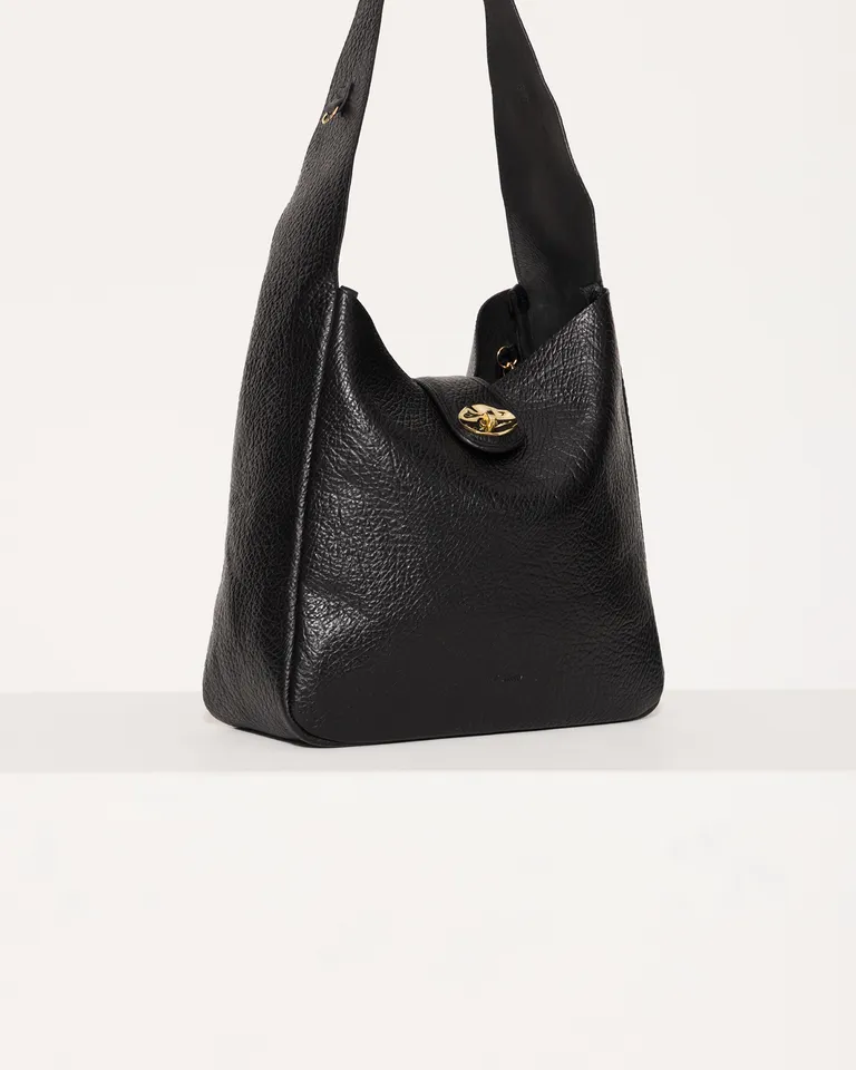 Elegante bolso hobo de cuero vacuno con cierre metálico y compartimento interno de Jazmin Chebar en Bolsos y Carteras para argentina