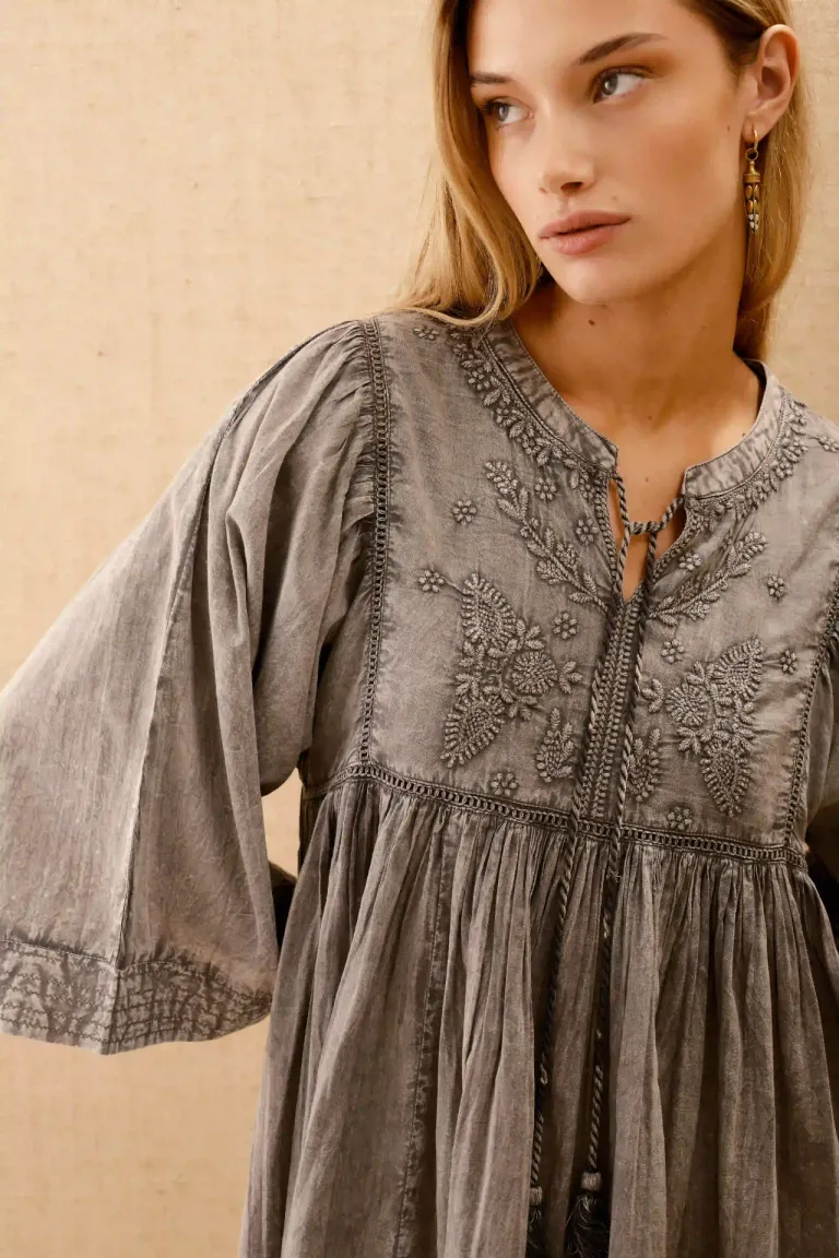 Vestido amplio con mangas 3/4 y bordados en el frente de Rapsodia en Vestidos para argentina