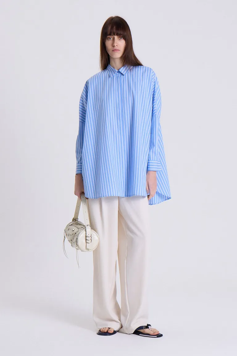 Camisa oversize con diseño de rayas en tono azul celeste de Maria Cher en Camisas para argentina