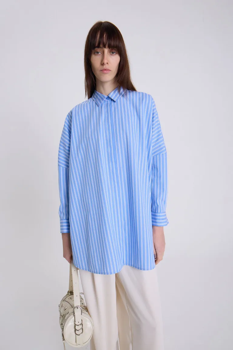 Camisa oversize con diseño de rayas en tono azul celeste de Maria Cher en Camisas para argentina