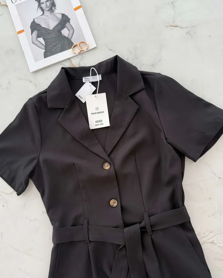 Mono corto de gabardina sastrera con solapa y bolsillos con lazo de Hesed en Monos para argentina