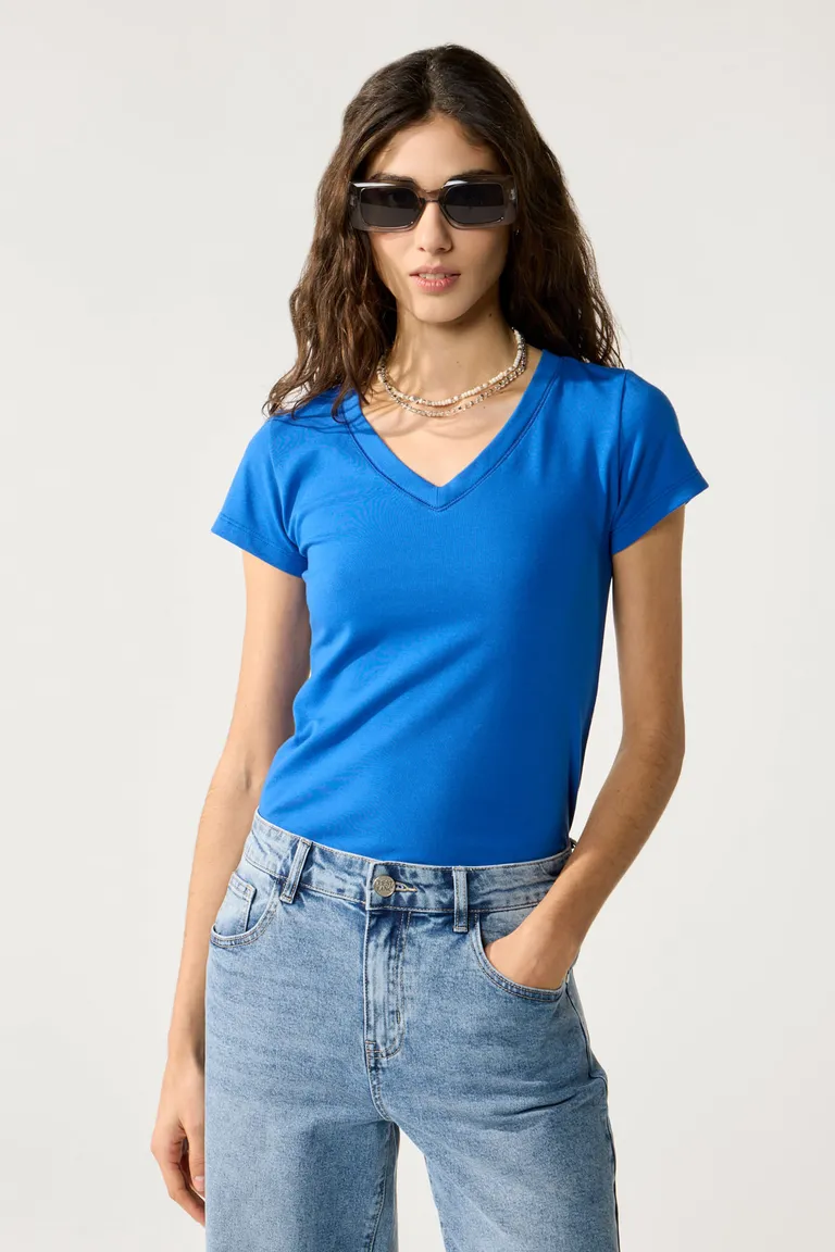 Remera básica de manga corta con escote en V para mujer de Cuesta Blanca en Remeras para argentina