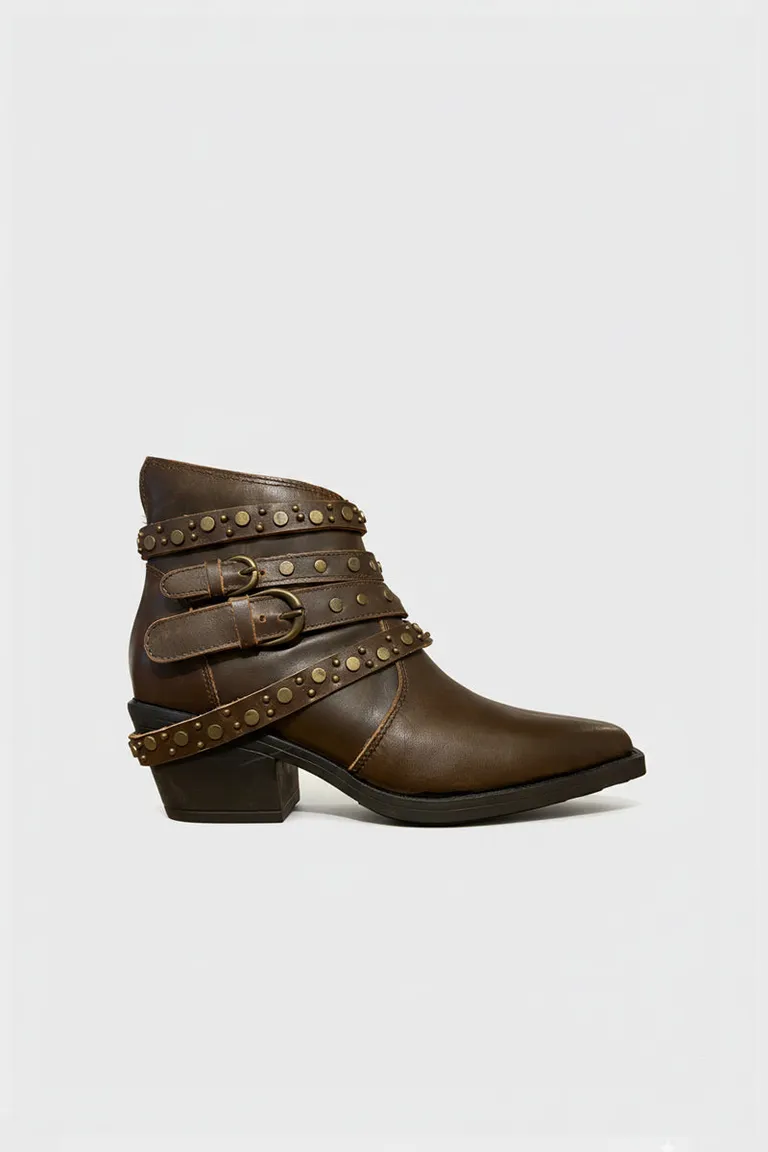 Botas de cuero estilo western con hebillas y tachas en marrón de Justaosadia en Botas y Botinetas para argentina