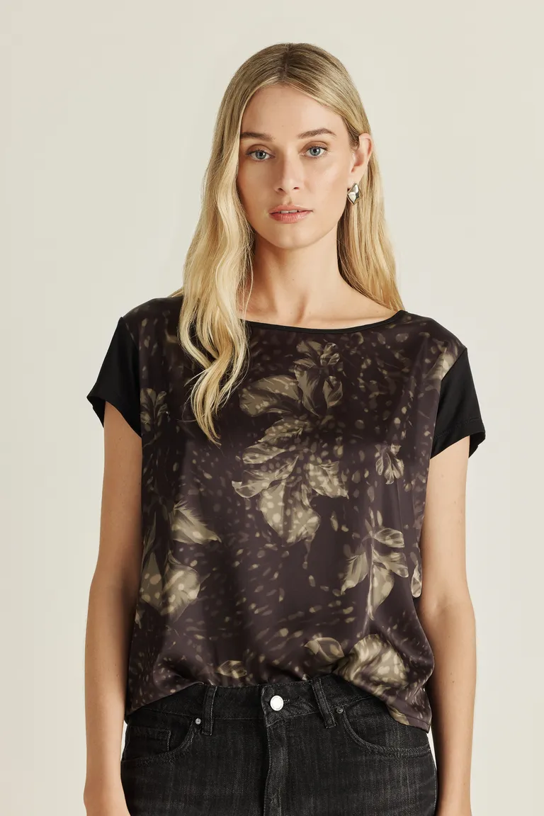 Top de género satinado con exclusivo estampado de la última colección de moda de Tucci en Tops para argentina