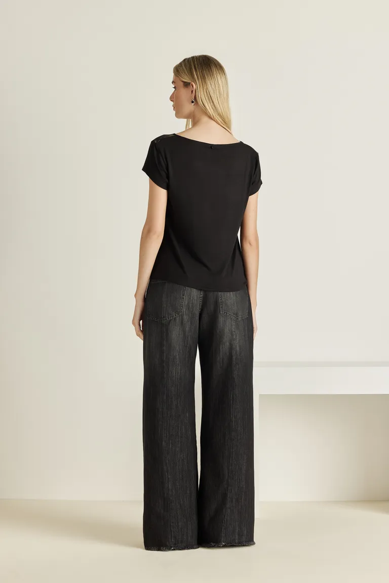 Top de género satinado con exclusivo estampado de la última colección de moda de Tucci en Tops para argentina